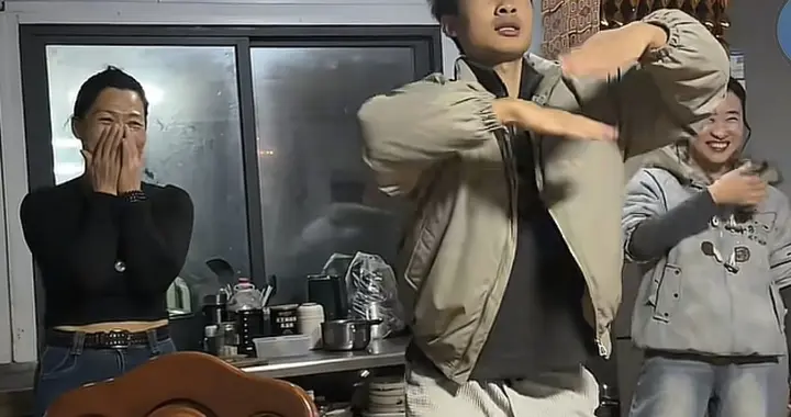 海军姐姐终于出镜露面跳舞有天赋 谢浩男大妹打卡长沙 橘子洲头留影