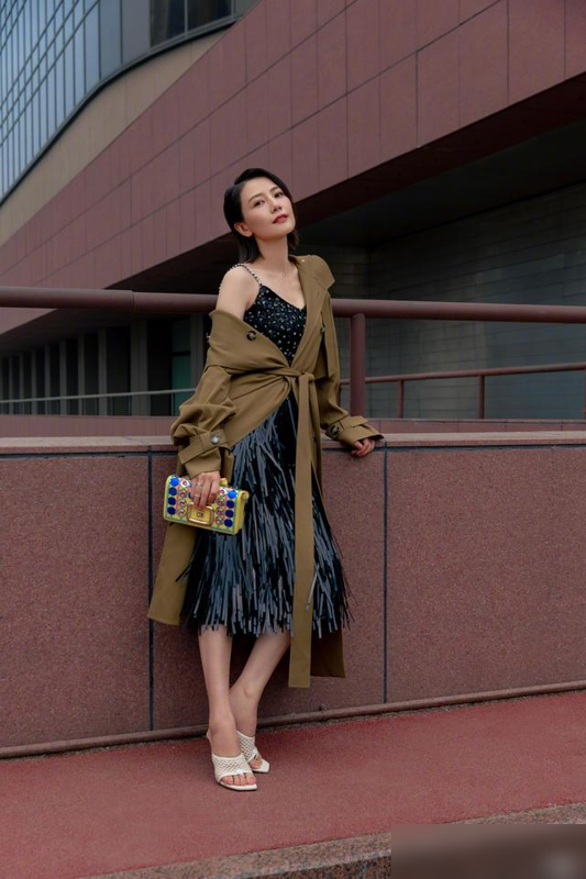 高圆圆殷桃带火中年穿搭：不装嫩不老气，2025年这样穿才是真高级