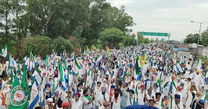 莫迪的谎言破了！美国对印加关税，印农民承受不了，开始走上街头
