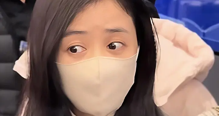 43岁蒋欣上海机场被粉丝围堵到瞪大双眼 无辜又可爱 瘦20斤后超级美