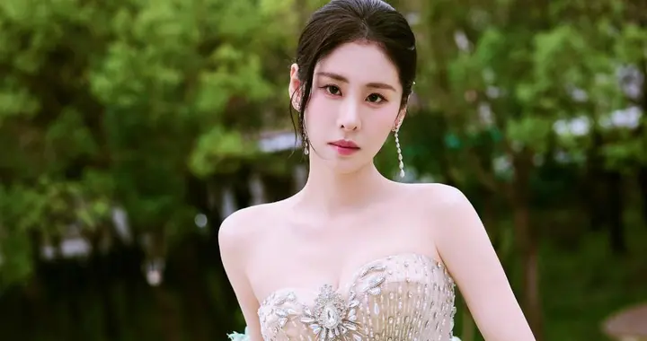 张碧晨，一身钻石裸色长裙，足够的优雅柔美。