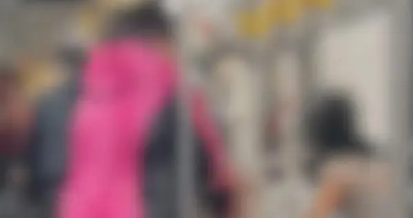 当“尊老”成为暴力通行证：从上海地铁抢座事件看公共文明的失序