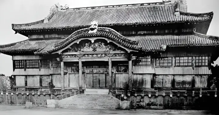 琉球不属日本！30年代琉球旧照：街头到处是中文，女工躲山洞上班