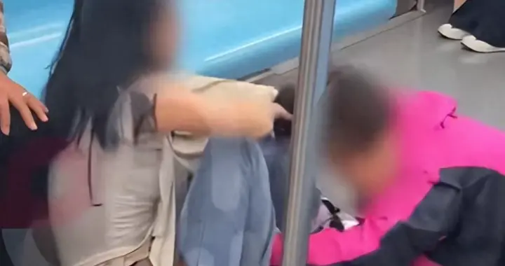 上海地铁32岁女子与66岁老太互殴后续，央媒转发，双双被刑拘