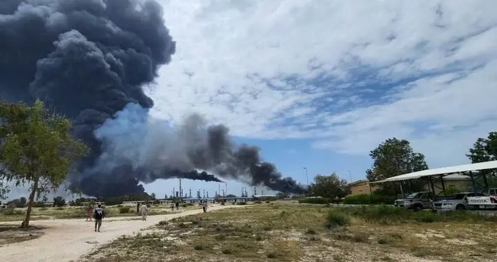 美伊刚握手言和，阿联酋反手轰炸伊朗炼油厂，50年血债该算了！