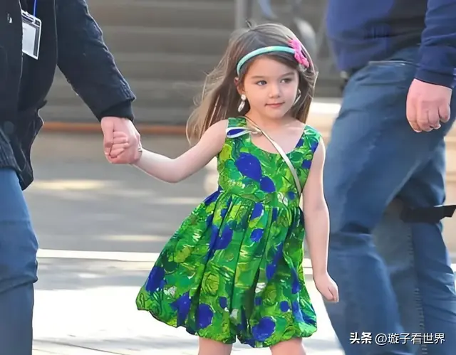 阿汤哥女儿苏瑞，裙子难得翻牌两次，父母离婚后，她过得很朴素