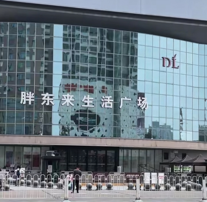 许昌几个房东，看胖东来买卖红火，就一个劲涨房租，想把人套牢。于东来可不...