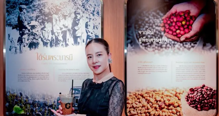 伍伦盼现身曼谷，扎马尾辫穿黑色蕾丝裙尽显淑女，60岁状态超减龄