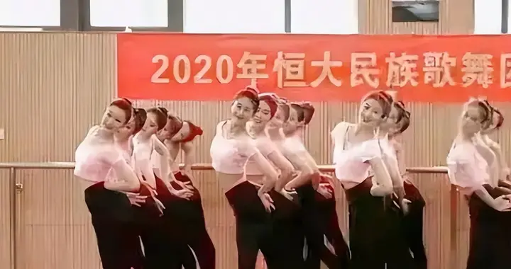 恒大歌舞团长白珊珊，在许家印倒台后，她竟低调嫁给这个男人了