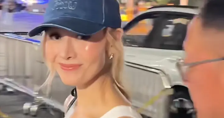 李嘉欣一头金发现身看演唱会，与许晋亨牵手入场，李嘉明夫妇也在