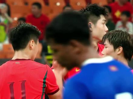 不满自己表现！国足3比0马尔代夫，赛后17岁高中生赵松源，对于错失进球略显沮丧