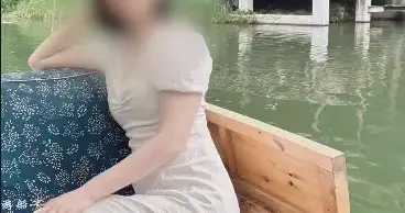 男子持刀杀害29岁陌生女子，原因让人愤怒，可惜了这么漂亮的女人