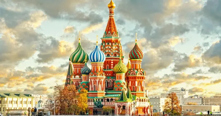 霍尔木兹海峡受阻，俄罗斯成最大赢家，原油溢价两周狂揽60亿