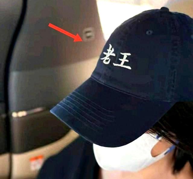 57岁王菲低调庆生，与两女儿云南团聚，戴“老王”帽气质依旧高冷