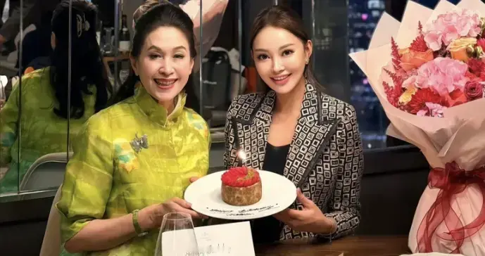 魏骏杰前妻米其林餐厅庆生，打扮精致容光焕发，离婚后年入500万