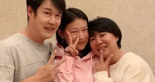小沈阳结婚22周年，年入2.6亿，零花钱只有100块