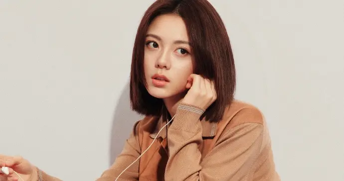 赵今麦今日品牌代言写真，小短裙穿搭活力满满