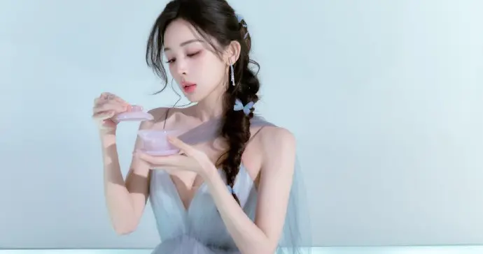 古力娜扎｜雾蓝纱裙，蓝色纱裙仙气十足，完全美神降临啊