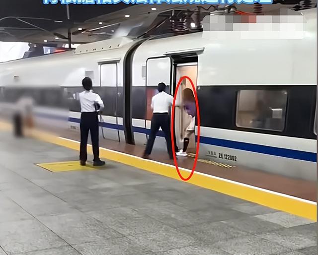聊聊女子伸腿阻止高铁关门这一事件