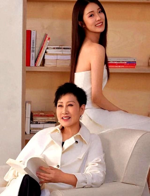 星二代进娱乐圈，苗圃左小青黄奕女儿的颜值，都被亲爹颜值拖垮了