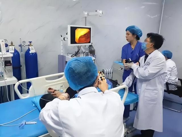 48岁大哥确诊结肠癌，崩溃痛哭：腹部早有“信号”，是我轻视了