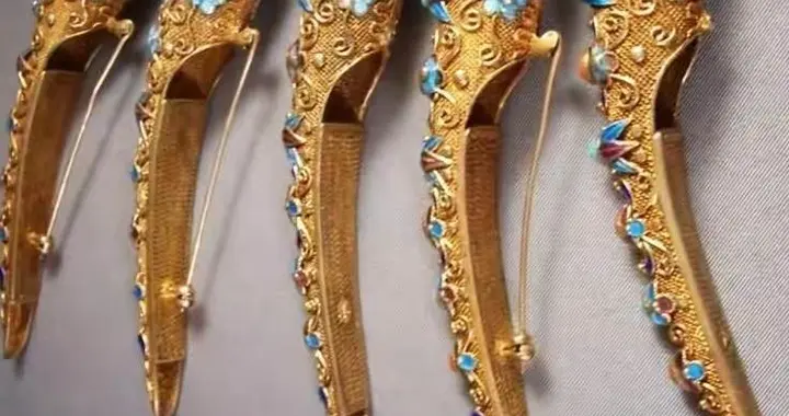 清朝妃子为何要戴长指甲套？除了好看之外，更多的是为了方便皇帝