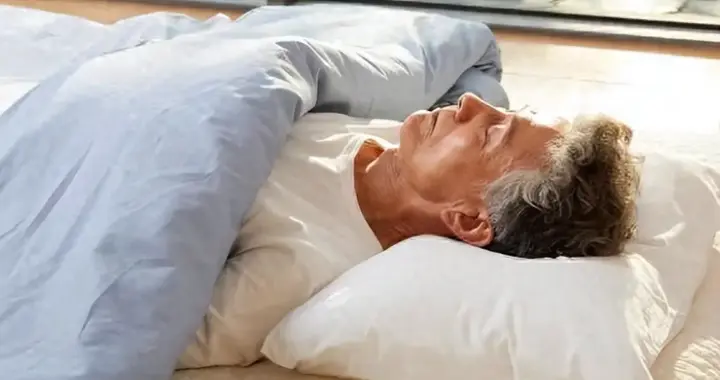 晚上九点睡觉错了？医生苦劝：过了62岁，睡觉要尽量做到这4点