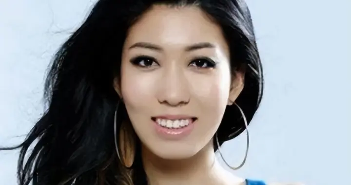 躲到国外的大孝女曲婉婷，如今形象大变，唯唯诺诺见人就跑