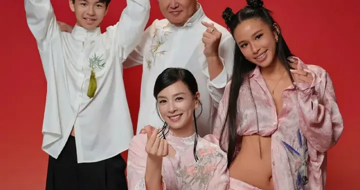 张庭的全家福好奇怪，女儿露肚子像拍孕照，13岁却儿子帅气逼人