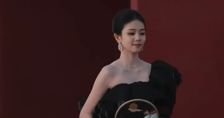 白鹿开毯封神！玄墨斜肩高定配非遗团扇，冷艳黑天鹅太绝了