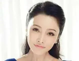 管乐不仅颜值气质俱佳，德艺与整体穿搭也挺在线！