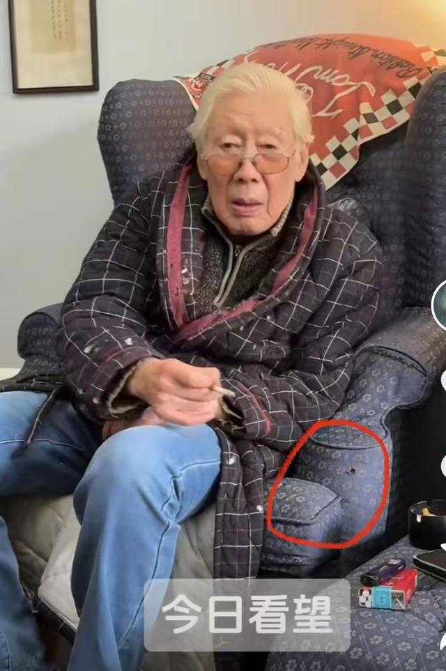 焦晃真的老了！烟不离手靠助行器行走，衣服全是洞，住上海老破小