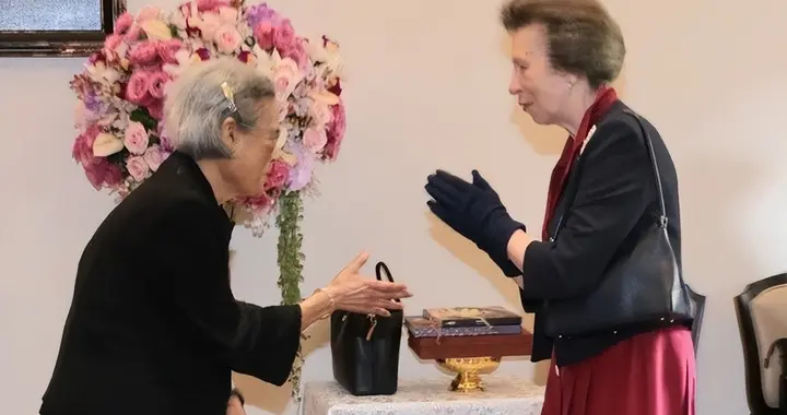 安妮公主访泰国：屈膝祭拜帕公主，和诗琳通公主40年未见惺惺相惜