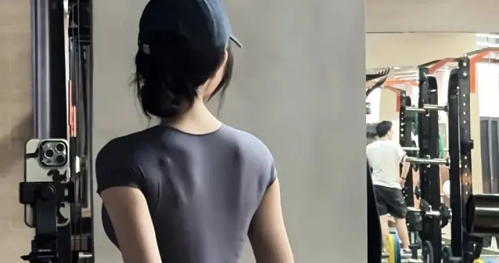 我的女朋友说，她除了爱我就是爱健身