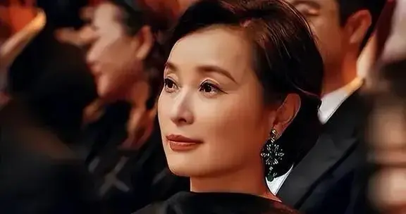 54岁的吴越依然单身，对于婚姻她说：幸福不是只有结婚一种答案