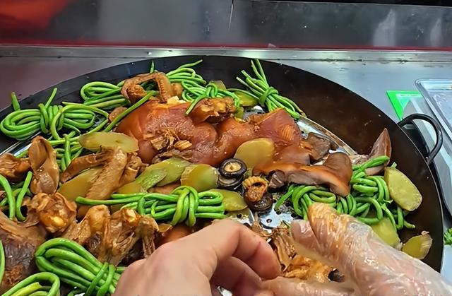 直播摆摊月入10万，收徒无数却突然改名，央媒揭开大锅卤菜骗局！