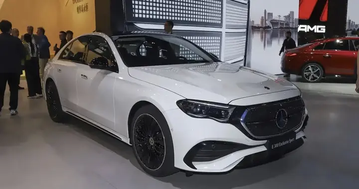 奔驰突然良心发现？新E级标轴版不加价狂加配置，车圈都看懵了！