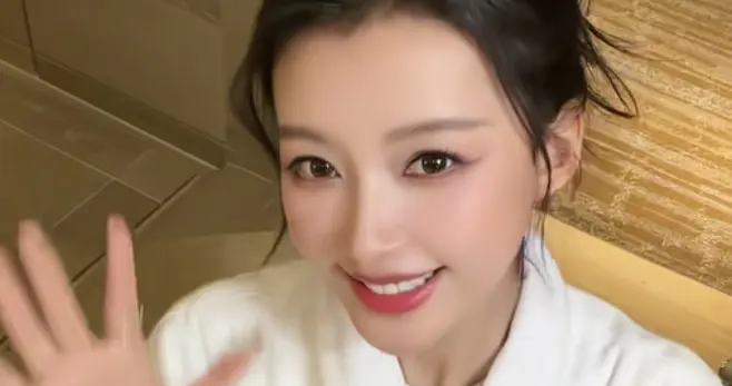 孙怡开400万法拉利逼停出租车，等红灯玩手机引争议