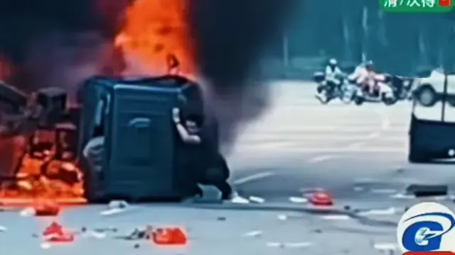 两车相撞起火大哥勇救被困司机挽救一个家庭