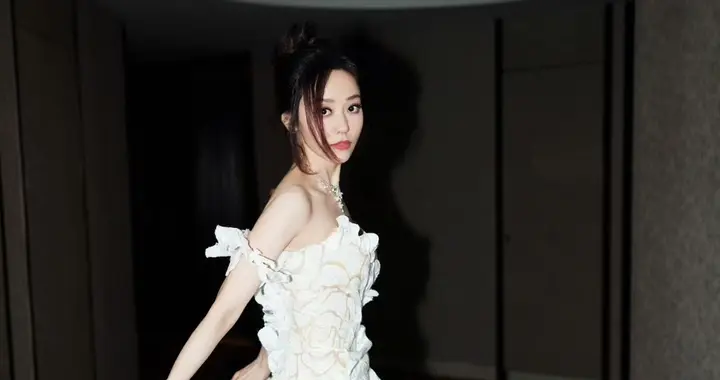 张靓颖，一袭白色长裙，清雅洁净