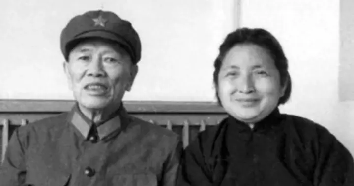 1980年，邓华因病逝世，临终前向妻子李玉芝提出：我只有一个要求