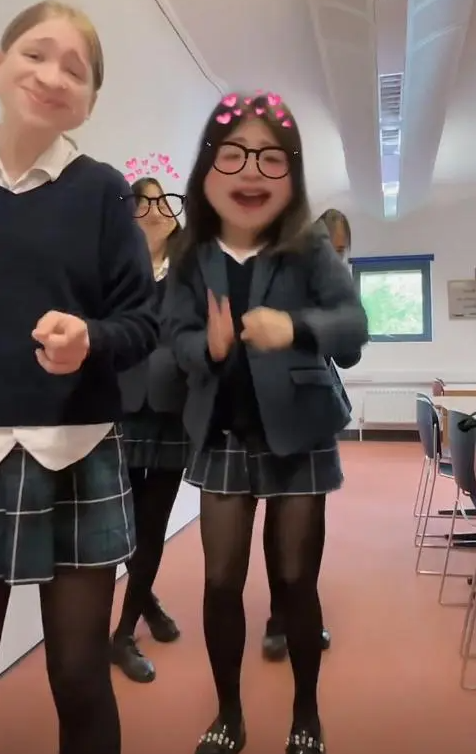 王诗龄在英国留学，课后拍视频闹乌龙，旁边同学不是贝克汉姆女儿