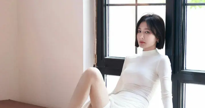 秦岚白色修身长裙大片曝光利落短发温柔又清冷身材曲线堪称天花板