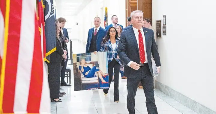 政坛大地震！爱泼斯坦档案掀翻美欧，两党互撕，欧洲政要辞职跑路