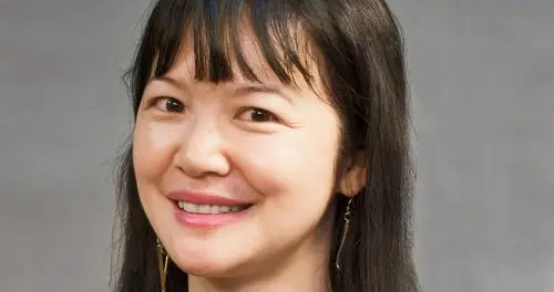 原来她周星驰亲姐姐，已是海外公司老板，住 3 千万香港顶级豪宅