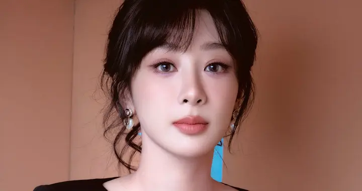 杨紫 华伦千金，这身华伦千金look美出新高度，生图状态好到发光