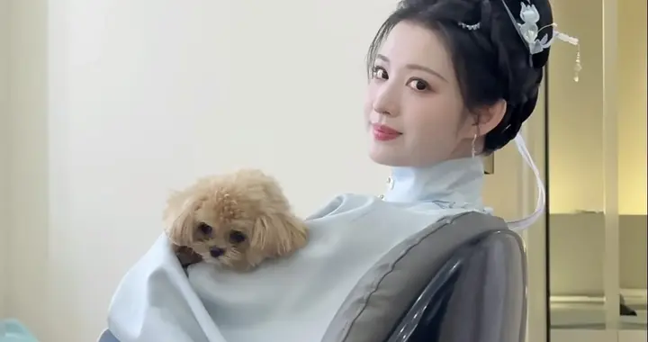 王楚然对自家宠物也翻白眼！剧组里刷手机好萌，撸狗健身笑翻众人