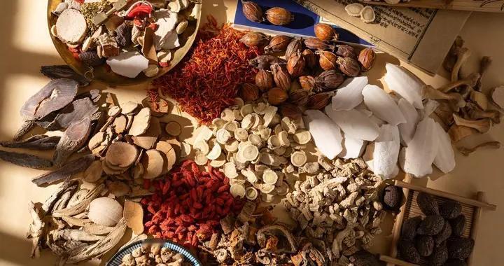 耳鸣脑鸣？就用这法驱散虚实之扰，耳聪脑清如静潭无波