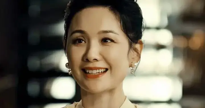 就算被郭晓冬宠上天，已经49岁的程莉莎，还是肉眼可见地显老了