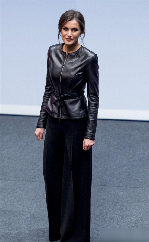 51岁西班牙王后凭啥圈粉？优雅穿搭+松弛气质